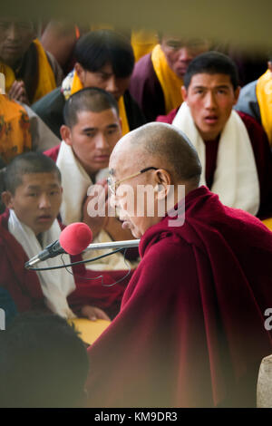 Seine Heiligkeit der Dalai Lama spricht mit tibetischen Anhängern bei Namgyal Kloster in Mcleod Ganj, Indien Stockfoto