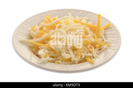 Eine Mischung von Mozzarella und Cheddar Käse für den Pizzabelag in eine kleine Schüssel auf einem weißen Hintergrund. Stockfoto