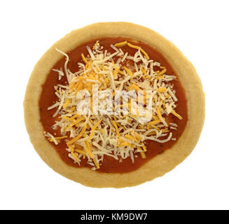 Blick von oben auf eine Pizza crust mit Tomatensauce und eine Mischung aus Käse auf einem weißen Hintergrund. Stockfoto