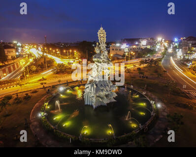 Dewa ruci Statue in der Mitte von denpasar viel befahrenen Kreuzung in simpang enam. Stockfoto