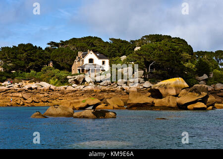 Eigenes Haus auf der shotline in St. guirec Bucht auf der rosa Granit Küste der Bretagne Stockfoto