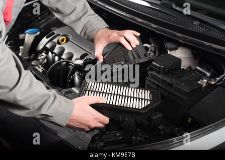 Mechaniker ändern Luftfilter für Auto im Auto Reparatur Service. kfz  Ersatzteil checkup in einer Garage Stockfotografie - Alamy