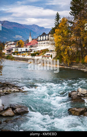 Der Drau mit Herbstfarben Farbe in Lienz, Osttirol, Österreich, Europa. Stockfoto