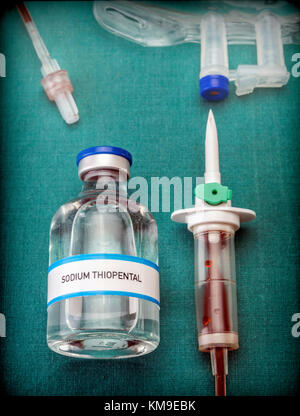 Gummi Tropfbewässerung System mit Spuren von Blut zusammen mit der Durchstechflasche mit Natrium thiopental, konzeptionelle Bild Stockfoto