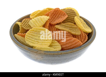 Eine alte Steingut Schale mit Gemüse Chips auf weißem Hintergrund gefüllt. Stockfoto