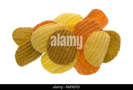 Eine Umhüllung von bunten Gemüse Chips auf einem weißen Hintergrund. Stockfoto