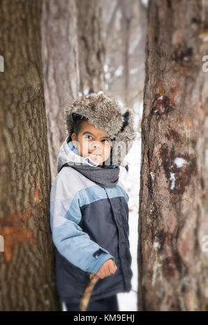 Junge in den Wald im Winter Stockfoto