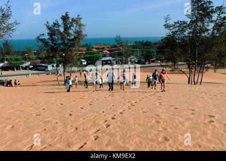 Binh Thuan, Vietnam - 29. März 2015: Rote Sanddünen Mui Ne in Vietnam, Touristen zu Fuß um Sand dune, genießen und verspielt mit scenaric im sonnigen d Stockfoto