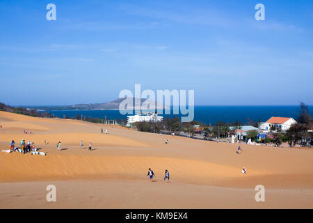 Binh Thuan, Vietnam - 29. März 2015: Rote Sanddünen Mui Ne in Vietnam, Touristen zu Fuß um Sand dune, genießen und verspielt mit scenaric im sonnigen d Stockfoto