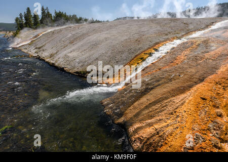 Excelsior Geyser Abfluss in Fire Hole River, Yellowstone National Park, Wyoming, USA Stockfoto