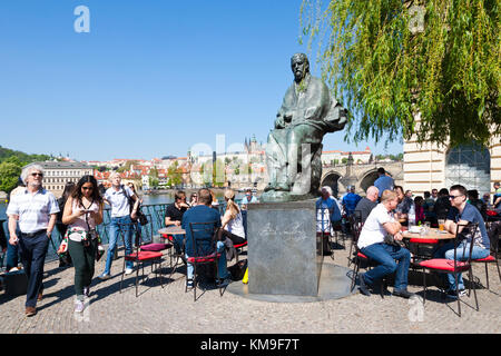 Socha Bedricha Smetany, Karluv Most, Prazsky hrad (UNESCO), Ceska republika / Bedrich Smetana Statue, Prager Burg, Karlsbrücke (UNESCO) Prag, Stockfoto