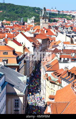 Prazsky hrad, Tynsky chram a Stare Mesto (UNESCO), Praha, Ceska republika / Tyn Kathedrale und Altstadt (UNESCO), Prag, Tschechische Republik pohlled z Pras Stockfoto