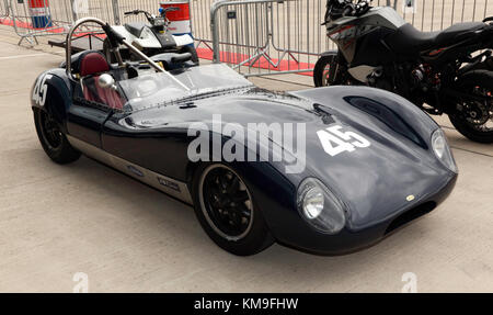 Drei Viertel der 1960 lola Mk1 in der internationalen Fahrerlager, bei der Silverstone Classic 2017 Stockfoto