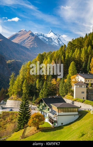 Das Dorf von Heiligenblut und Großglockner Gipfel in Tirol, Kärnten, Österreich, Europa. Stockfoto