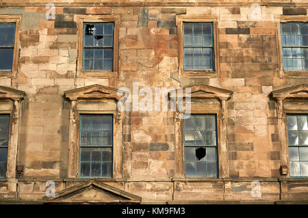 Glasgow, Schottland - 1. Dezember 2017: Eine alte vernachlässigte Gebäude im Zentrum der Stadt wartet auf Abriss und Sanierung. Stockfoto