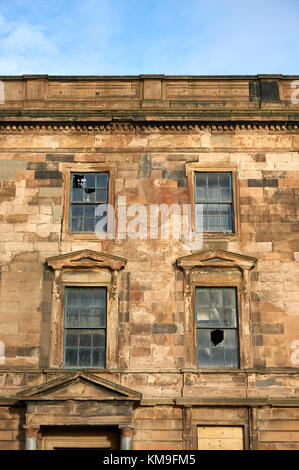 Glasgow, Schottland - 1. Dezember 2017: Eine alte vernachlässigte Gebäude im Zentrum der Stadt wartet auf Abriss und Sanierung. Stockfoto