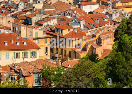 Die Dächer von Nizza im Sommer mit ihren unverwechselbaren Terracotta-Fliesen und Lamellenfensterläden. Côte d'Azur, Alpes Maritimes, Frankreich Stockfoto