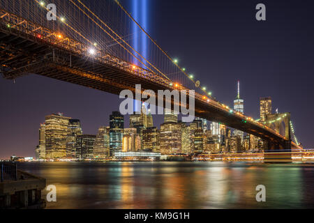 Tribute in Light mit der Brooklyn Brücke und den Wolkenkratzern von Manhattan. Financial District, New York City