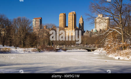 Gefrorenen See im Central Park mit dem Bogen Brücke im Winter. Upper West Side, Manhattan, New York City Stockfoto