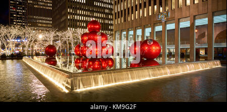 Riesige rote Weihnachten Ornamente auf 6. Avenue mit Weihnachtszeit Dekorationen. Avenue of the Americas, Midtown Manhattan, New York City Stockfoto