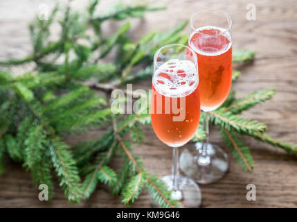 Zwei Gläser Champagner mit Christmas tree branch Stockfoto