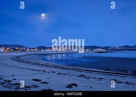 Dämmerung auf Llandudno West Shore Beach, Wales, Großbritannien Stockfoto