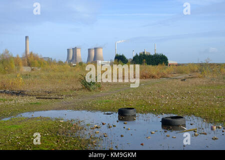 Fiddlers Ferry Kraftwerk gesehen über eine verlassene Landschaft Stockfoto