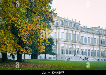 Villa Reale von Monza im Oktober von Bäumen mit gelben Herbstliche Blätter, Brianza umgeben, Italien Stockfoto