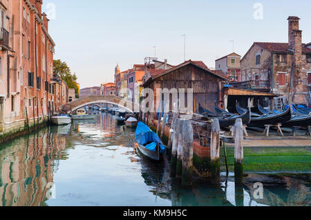 Hinzufügen neuer tags Gondeln im Bau in Squero San Trovaso Dorsoduro Venedig Gondel Bootswerft Stockfoto