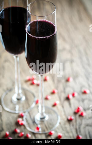 Zwei Gläser Champagner mit Granatapfel Samen Stockfoto