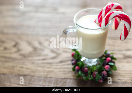 Ein Gläschen Eierlikör mit Mince Pies Stockfoto