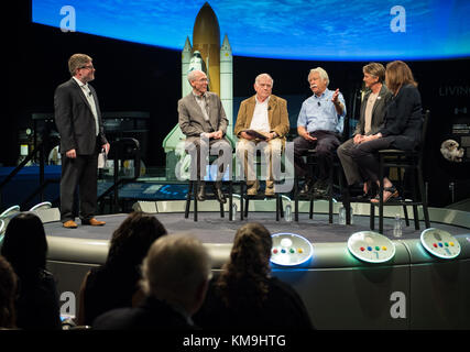 Matthew Shindell (ganz links) moderiert eine Diskussion mit dem Voyager-Projektwissenschaftler Ed Stone, Voyager Mission Grand Tour-Schöpfer Gary Flandro, Voyager-Forscher Alan Cummings, Voyager-Projektmanager Suzy Dodd und Golden Record Visionär und Produzent Ann Druyan während des 40. Jahrestages der Planetenmission vom 5. September 2017 im Weltraummuseum Gemisonian Air Museum. Stockfoto