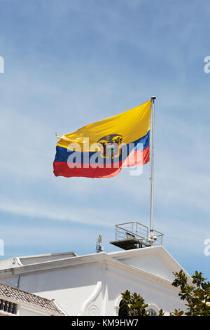 Ecuador Flagge aus dem Präsidentenpalast, Plaza Grande, Quito, Ecuador, Südamerika Stockfoto