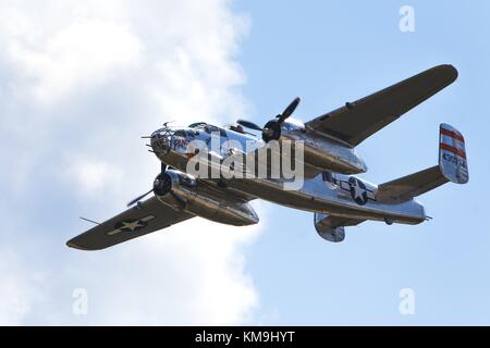 Ein US Air Force aus dem zweiten Weltkrieg, B-25 Mitchell panchito Bomber Flugzeug fliegt über die Joint Base Andrews während der Andrews Air Show: Air und Space Expo September 15, 2017 in der Nähe von Camp Springs, Maryland. (Foto von delano Scott über planetpix) Stockfoto