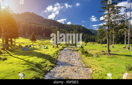 Camping Zelt in der Nähe von Mountain River im Sommer. Abenteuer Camping Tourismus und Zelt, Wald Landschaft in der Nähe von Wasser im Freien. Konzept Reisen Stockfoto