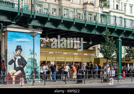 Berühmte Wurst fast food Konnopkes in Berlin Prenzlauer Berg Stockfoto