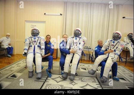 Die NASA Iss Expedition 53-54 prime Besatzungsmitglieder (L-R) amerikanische Astronaut Joe acaba, russischer Kosmonaut Alexander misurkin von roskosmos, und amerikanische Astronaut mark Vande hei ihre Sokol starten und Eintrag Raumanzüge halten während der Pre-launch Training am Kosmodrom Baikonur Integration facility August 28, 2017 in Baikonur, Kasachstan. (Foto von Irina peshkova über planetpix) Stockfoto