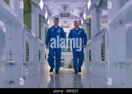 Die NASA-Astronauten Bob Behnken (links) und Eric Boe laufen den SpaceX Crew Access Arm am Kennedy Space Center Launch Complex 39A 30. August 2017 in Merritt Island, Florida. (Foto: NASA, Foto über Planetpix) Stockfoto