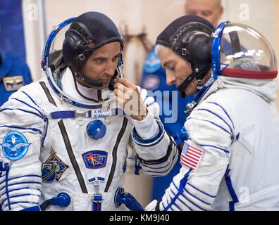 Die US-amerikanischen Astronauten Joe Acaba (links) und Mark Vande Hei sprechen während sie sich darauf vorbereiten, ihren Sokol-Start- und -Eintritts-Druck vor dem Start an Bord der Sojus MS-06-Raumsonde im Baikonur Cosmodrome Building am 12. September 254 in Baikonur, Kasachstan, zu überprüfen 53 2017. (Foto von Bill Ingalls über Planetpix) Stockfoto
