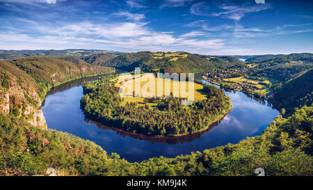 Blick auf die Moldau Hufeisenform Mäander aus Sicht Solenice, Tschechische Republik Stockfoto
