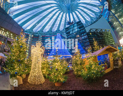 Weihnachtsmarkt im Sony Center, Potsdamer Platz, Berlin Stockfoto