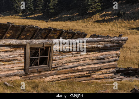 Kabinen in der Erde in einem alten Film in Valles Caldera National Preserve, einem wahren, die von der National Park Service, New Mexico, USA eingestellt verfallende Stockfoto