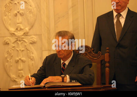 Bukarest, Rumänien - 25. OKTOBER 2011: König Michael von Rumänien während der ersten Rede vor dem rumänischen Parlament in Bukarest. Stockfoto