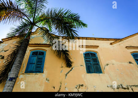 Penang, Malaysia - 3. September 2013: Altes zerbröckeltes Gebäude mit bemalten Fensterläden im historischen George Town Stockfoto