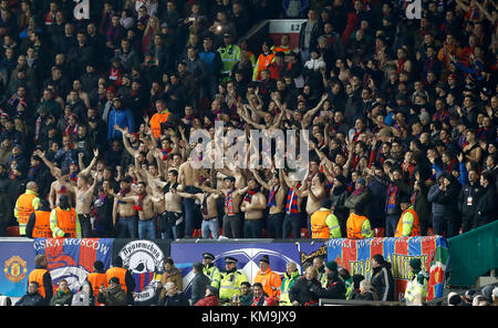 CSKA Moskau Fans auf den Tribünen während der UEFA Champions League Spiel im Old Trafford, Manchester. Stockfoto