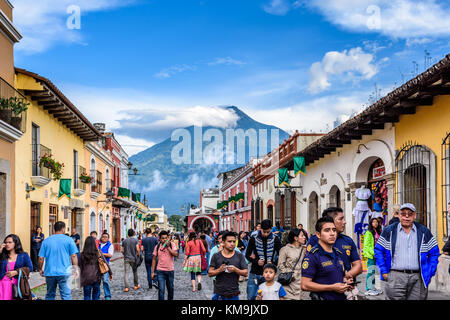 Antigua, Guatemala - Juli 24, 2016: Touristen zu Fuß in der Nähe von Central Park mit Blick auf den Vulkan Agua in UNESCO-Welterbe Stockfoto