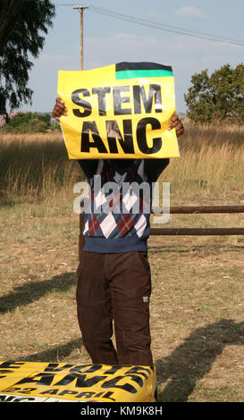 Kämpferin für ANC an einer Abstimmung Station in Pretoria, nationalen und provinziellen Wahlen, Südafrika Stockfoto