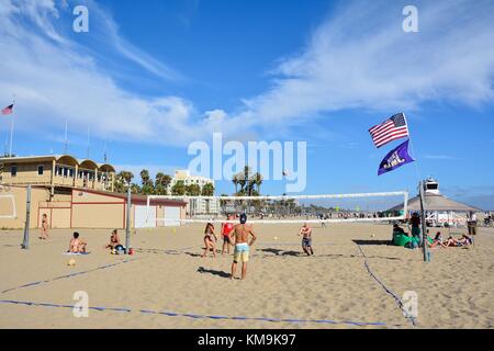 Santa Monica, Kalifornien - 27. Juli 2017: Leute spielen Beachvolleyball in Santa Monica, Kalifornien am 27. Juli 2017. Stockfoto