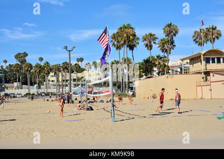 Santa Monica, Kalifornien - 27. Juli 2017: Leute spielen Beachvolleyball in Santa Monica, Kalifornien am 27. Juli 2017. Stockfoto