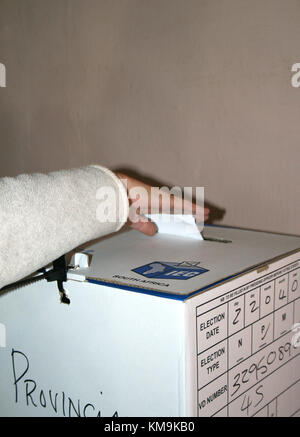 Person voting Wahllokale in Pretoria, nationalen und regionalen Wahlen, Südafrika Stockfoto